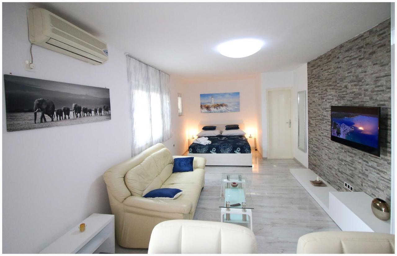 Apartments Eva Primošten Екстериор снимка